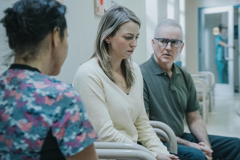 Die Krankenschwester (l.) redet mit April, der Tocher von Opfer (M.) – Bild: Saloon Media Lizenzbild frei