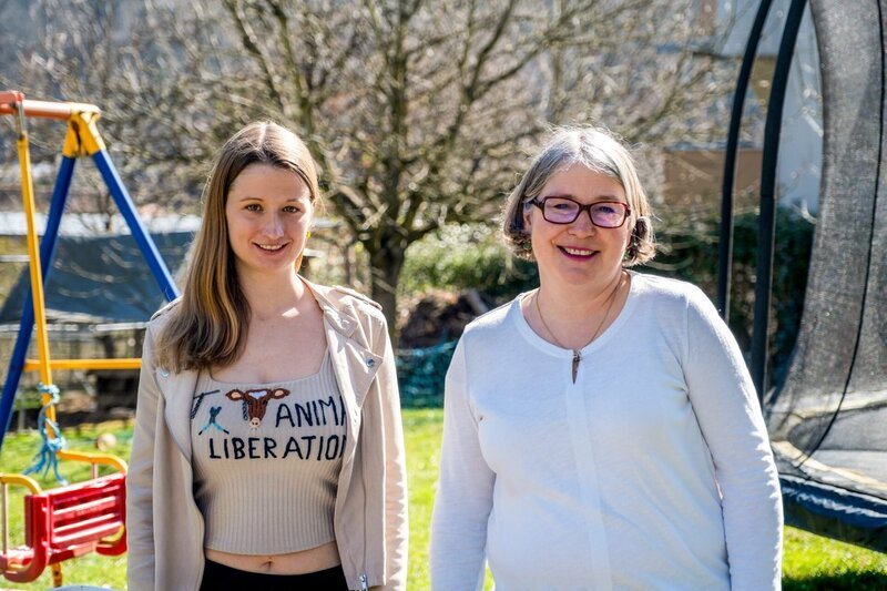 Isabella und Cornelia in Cornelias Garten. – Bild: ORF/​Neulandfilm