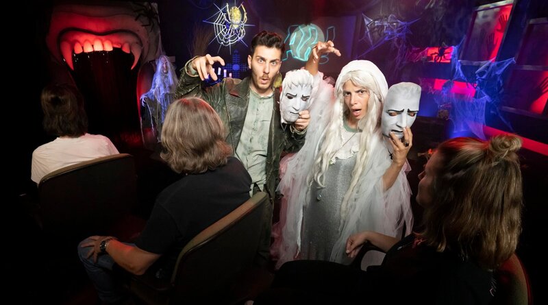 Tarkan und Clarissa beschäftigen sich dieses Mal mit dem Thema „In der GeisterbAh!n“. – Bild: WDR/​Thorsten Schneider