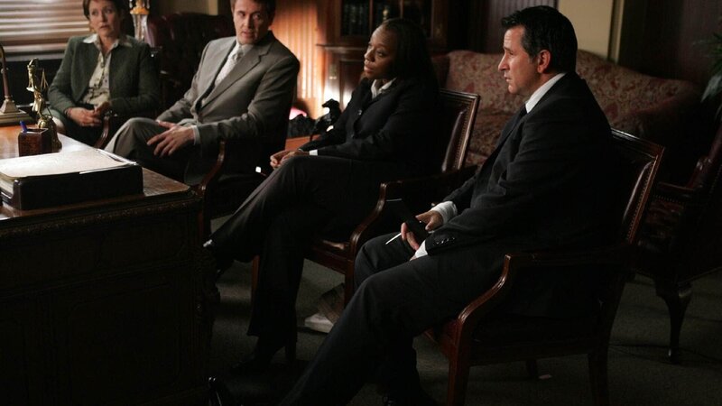 Der 72-jährige Geschworener, Peter Dusek, verschwindet spurlos. Jack (Anthony LaPaglia, re.) und sein Team vermuten, dass sein Verschwinden mit einem Mordprozess zutun hat. Doch dann erfahren sie mehr über seine Vergangenheit und müssen herausfinden, was wirklich passierte. – Bild: Warner Bros. Entertainment, Inc. und RTL Deutschland