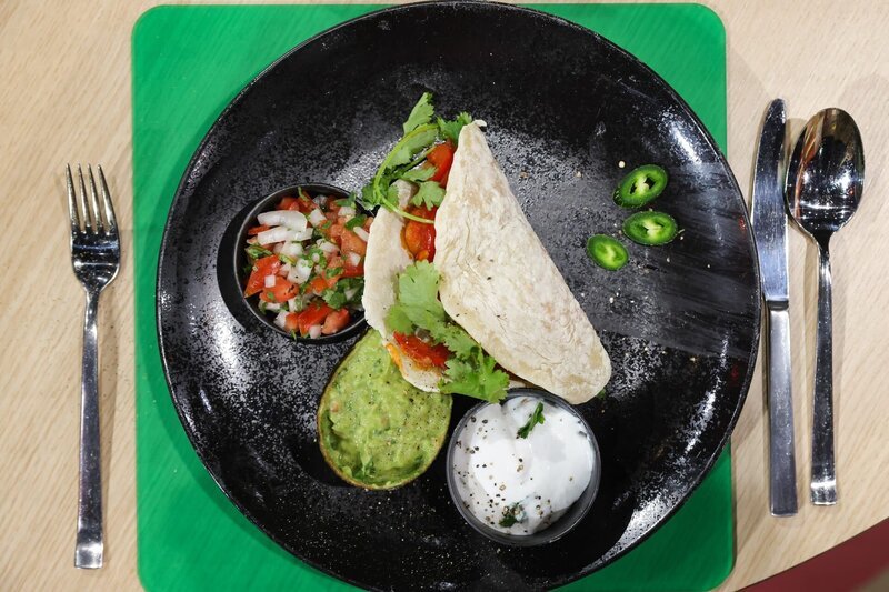 Selbstgemachte Soft-Tacos mit Pulled-Jackfruit, Pico de gallo, Guacamole und Sour Cream von Ardeshir Sepher Maleky – Bild: ZDF und Ulrich Perrey