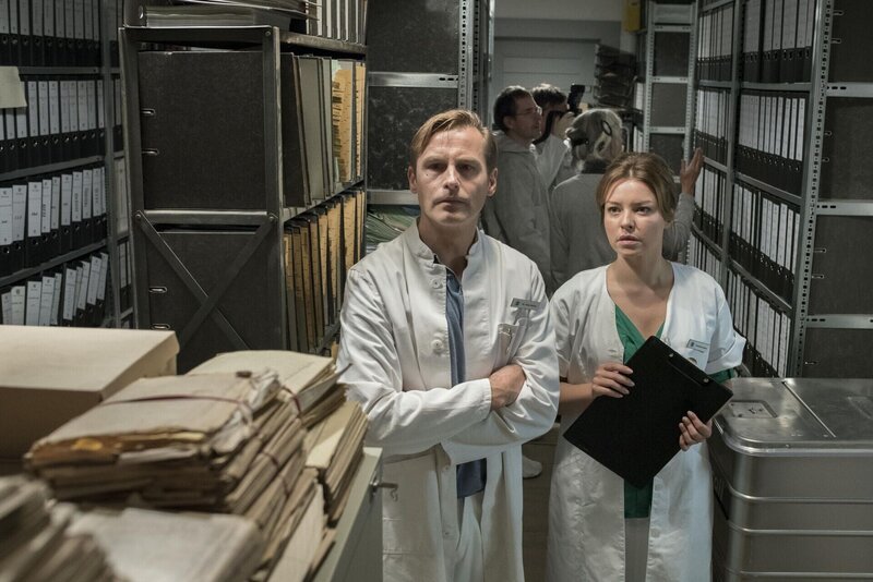 Dr. Peter Richter (Rainer Frank, l.); Sophie Meier (Karolina Lodyga, r.) – Bild: ZDF /​ Uwe Frauendorf
