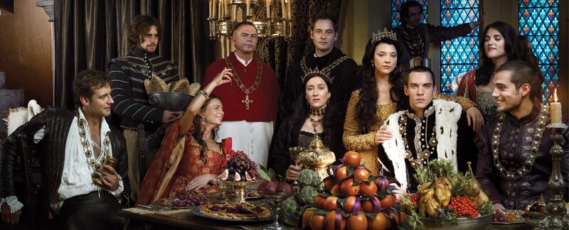 (1. Staffel) – Liebe und Hass, Leidenschaft und Rache, Freunde und Feinde – am Hof von König Henry VIII. (Jonathan Rhys Meyers, 3.v.r.) liegt alles eng zusammen. Dem gefährlichen Spiel geben sich dennoch alle hin: Kardinal Wolsey (Sam Neill, 4.v.l.), William Compton (Kris Holdenried, 6.v.r), Henrys Vertrauter Charles Brandon (Henry Cavill, 1.v.r.), Königin Katharina (Maria Doyle Kennedy, M.), der Sekretär des Königs Thomas Cromwell (James Frain, 1.v.l.), und die Mätresse Anne Boleyn (Natalie Dormer, 4.v.r.) – Bild: TVP