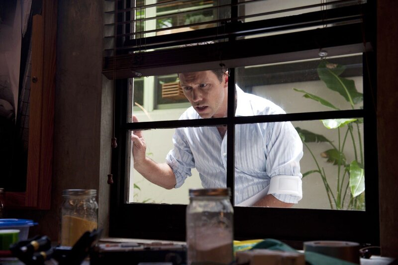 Im Haus eines Psychopathen und Serienkillers findet Michael (Jeffrey Donovan) Pulverrückstände. Ist dies der entscheidende Beweis für den Bombenbastler? – Bild: RTL NITRO /​ USA Network