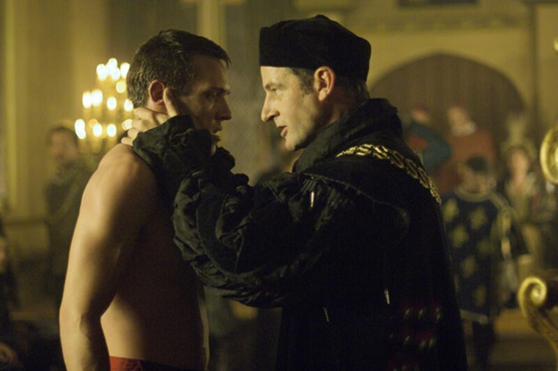 Sein Freund Thomas More (Jeremy Northam, r.) ermahnt den König (Jonathan Rhys Meyers, l.) zur Vorsicht: Ein Krieg gegen Frankreich hätte weitreichende Folgen … – Bild: AXN White