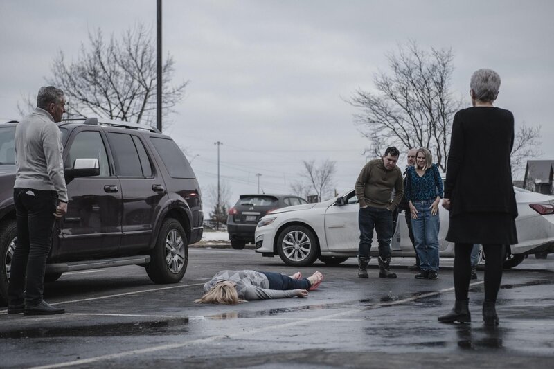 Das Opfer Heather Strube am Tatort mit Augenzeugen um sie herum. – Bild: Saloon Media Lizenzbild frei