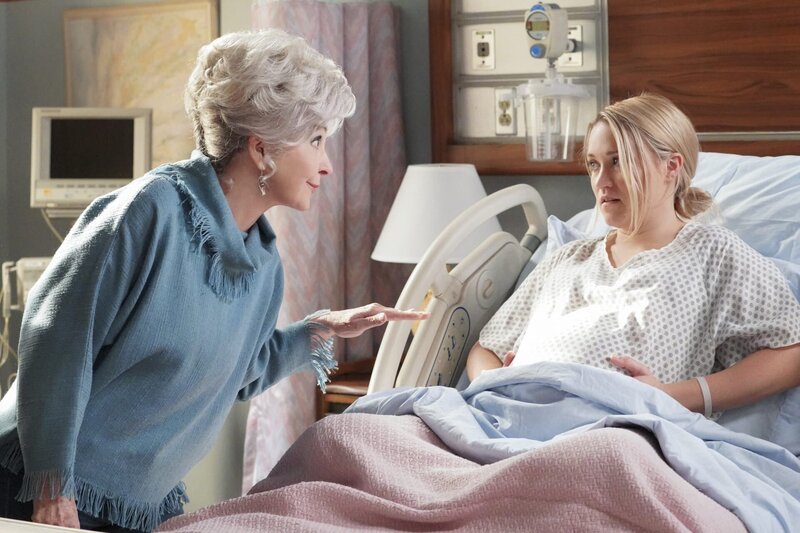 Connie „Meemaw“ Tucker (Annie Potts, l.); Mandy McAllister (Emily Osment, r.) – Bild: Warner Bros. Entertainment Inc.