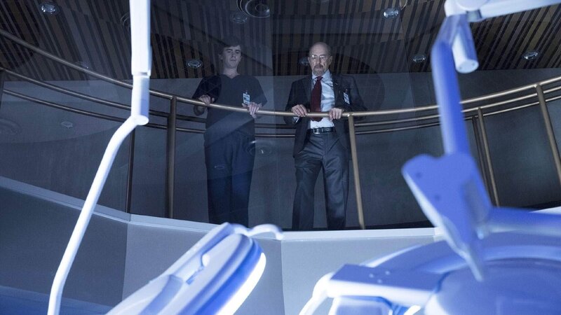 Dr. Shaun Murphy (Freddie Highmore, l.), Dr. Aaron Glassman (Richard Schiff) – Bild: MG RTL D