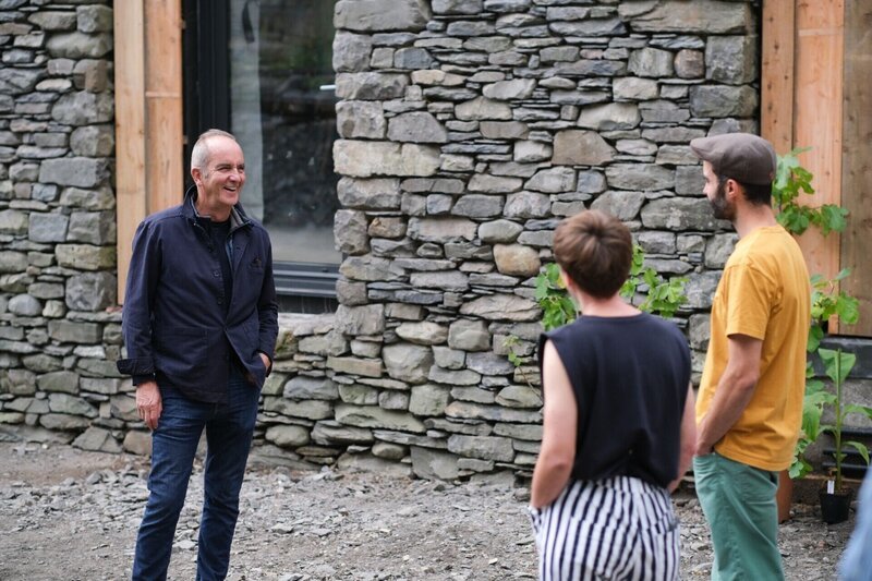 V.l.: Kevin McCloud, Ruth und Rob – Bild: RTL /​ Malgosia Czarniecka-Lonsdale