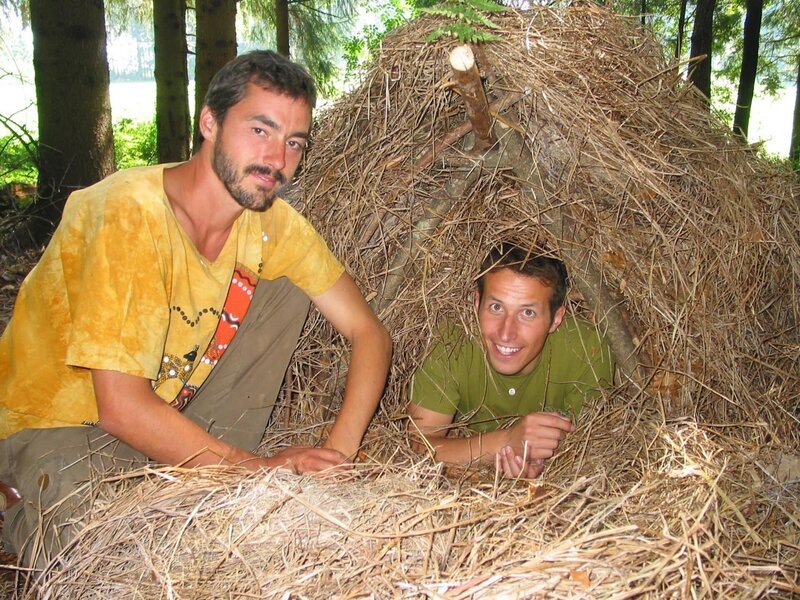 Willi (rechts) mit dem Survivalexperten Tom, der ihm beibringt, wie man ohne Ausrüstung eine Unterkunft für die Nacht baut. – Bild: BR/​megaherz gmbh