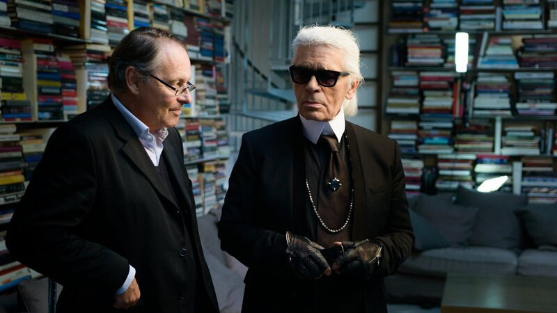 Designer Karl Lagerfeld (re.) im Gespräch mit Filmemacher Gero von Boehm (li.). – Bild: ZDF und Till Vielrose