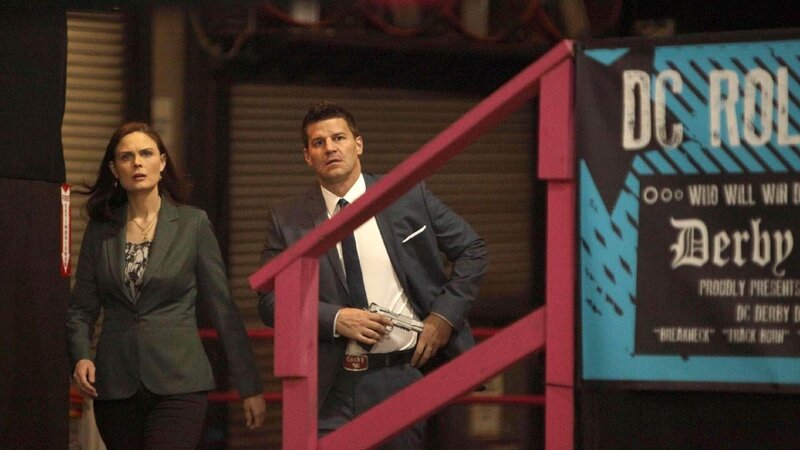 Die Ermittlungen in einem bestialischen Mord führen Brennan (Emily Deschanel) und Booth (David Boreanaz) zu einem Rollschuh-Rodeo-Verein, in dem das Opfer Mitglied war. – Bild: RTL /​ FOX