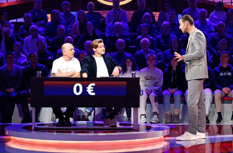 Moderator Kai Pflaume (r.) mit Rateteam-Kapitän Bernhard Hoëcker (l.) und dem Schauspieler Damian Hardung (M.). – Bild: ARD/​Morris Mac Matzen