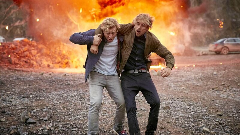 Paul (Daniel Roesner) gelingt es in letzter Sekunde, Tom (Constantin von Jascheroff, r.) aus der Gefahrenzone zu retten … – Bild: MG RTL D /​ Guido Engels