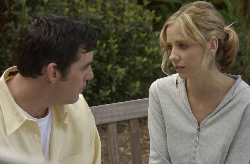 Buffy (Sarah Michelle Gellar, r.) und Xander (Nicholas Brendon, l.) wollen Willow von ihrem Plan, Tara mit schwarzer Magie wiederzubeleben, abbringen, um eine Katastrophe zu verhindern. – Bild: RTL /​ Twentieth Century Fox Film Corporation