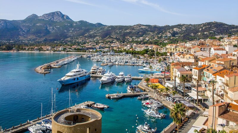 Für seine wuchtige, im 13. Jahrhundert erbaute Trutzburg ist Calvi bekannt. Im Hafen des charmanten Ortes an der Nordwestküste starten Ausflugsboote. – Bild: WDR/​imageBROKER/​vario images/​Raimund Franken