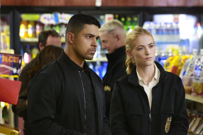 Wieso verschwindet ein wichtiger Zeuge vom Tatort des ermordeten Marine-Offiziers? Torres (Wilmer Valderrama, l.) und Bishop (Emily Wickersham, r.) ermitteln und kommen dem Flüchtigen schon bald auf die Spur … – Bild: 2016 CBS Broadcasting, Inc. All Rights Reserved /​ Bill Inoshita Lizenzbild frei