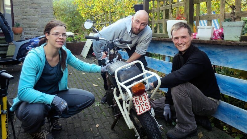 Beim Motorradverkauf, von links: Kerstin, André und Niko. – Bild: RTL II