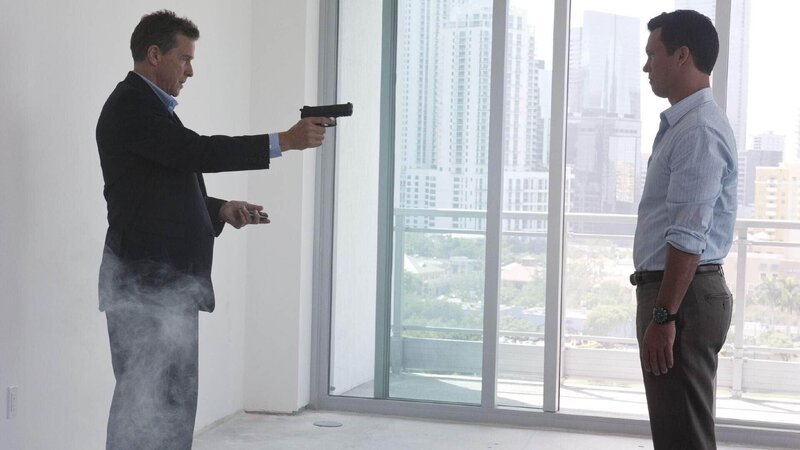 Larry Sizemore (Tim Matheson, l.) droht Michael (Jeffrey Donovan), zu erschießen, falls er ihm wichtige Informationen über bestimmte Personen nicht preisgibt. – Bild: RTL /​ Glenn Watson /​ USA Network