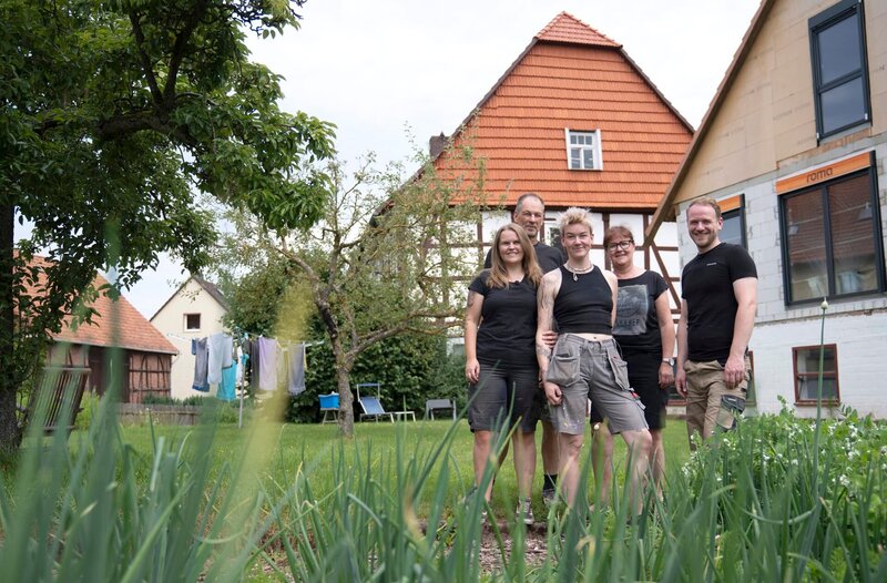 Zwei Familien unter einem Dach, das sorgt für Spannungspotential: Familie Michel (v.l.n.r.): Sina, Jörg, Jaquie, Sabine und Max. – Bild: HR/​TimelineTV
