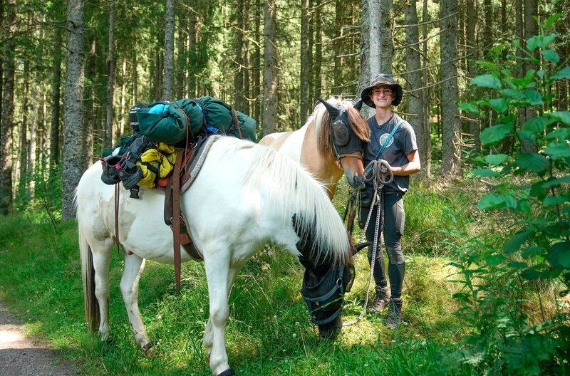 Zusammen mit ihren zwei Pferden wandert Luna von Karlsruhe aus einmal quer durch den Schwarzwald. – Bild: SWR/​ARD-Mediathek /​ SWR Presse/​Bildkommunikation