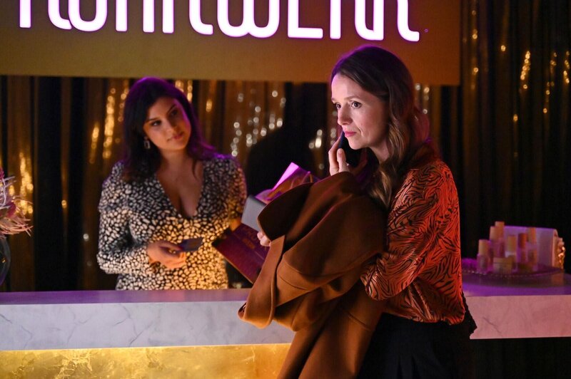 Jenny (Kaja Schmidt-Tychsen, r.) realisiert schmerzlich Annabelles tiefsitzende Verlustangst. Links Tina (Tanja Tischewitsch) – Bild: RTL /​ Julia Feldhagen /​ Der Notfallkoffer