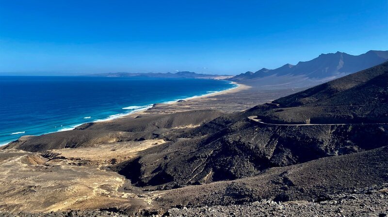 NDR Fernsehen MARETV, „Fuerteventura – Die goldene Schöne der Kanaren“, am Donnerstag (03.03.22) um 20:15 Uhr. Der scheinbar unendliche Strand von Cofete. Abgeschieden gelegen hinter einem Bergmassiv im Süden der Insel Fuerteventura. ( – Bild: phoenix/​NDR/​nonfictionplanet/​Till Lehmann