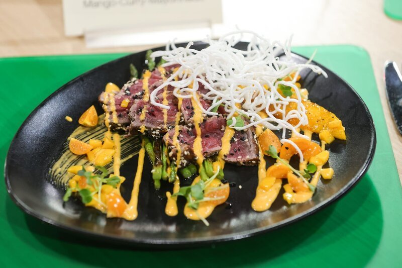 Rinder-Tataki mit gebratenen Knoblauchsprossen, frittierten Glasnudeln und Mango-Curry-Mayonnaise von Laura Steinkopf – Bild: ZDF und Ulrich Perrey