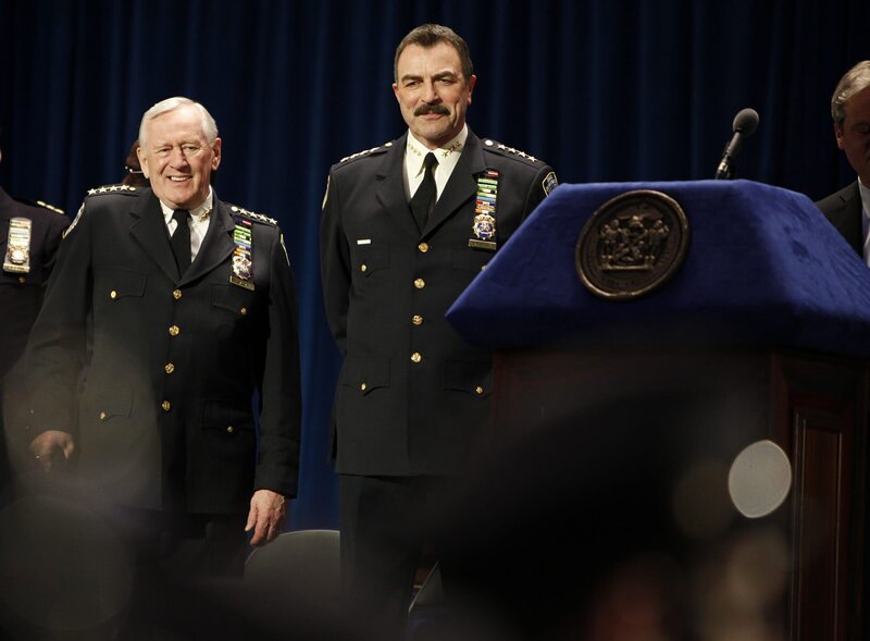 Henry Reagan und sein Sohn Frank begrüßen die Polizeineulinge des New York Police Department. – Bild: CBS Broadcasting Inc.