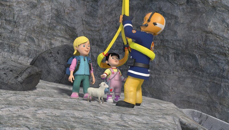 Dank Lämmchens Hilfe kann Feuerwehrmann Sam Sarah und Lily retten. – Bild: KiKA/​2014 Prism Art & Design Limited