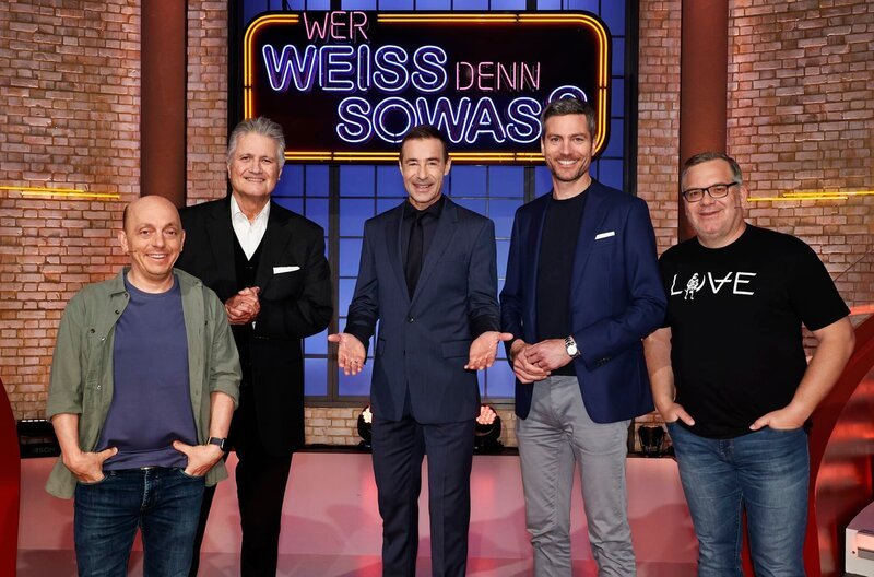 Moderator Kai Pflaume (M.) und seine Rateteam-Kapitäne Bernhard Hoëcker (l.) und Elton (r.) begrüßen in dieser Sendung den Historiker und Fernsehmoderator Guido Knopp (2.v.l.) und den Journalist und Fernsehmoderator Ingo Zamperoni (2.v.r.). – Bild: ARD/​Morris Mac Matzen