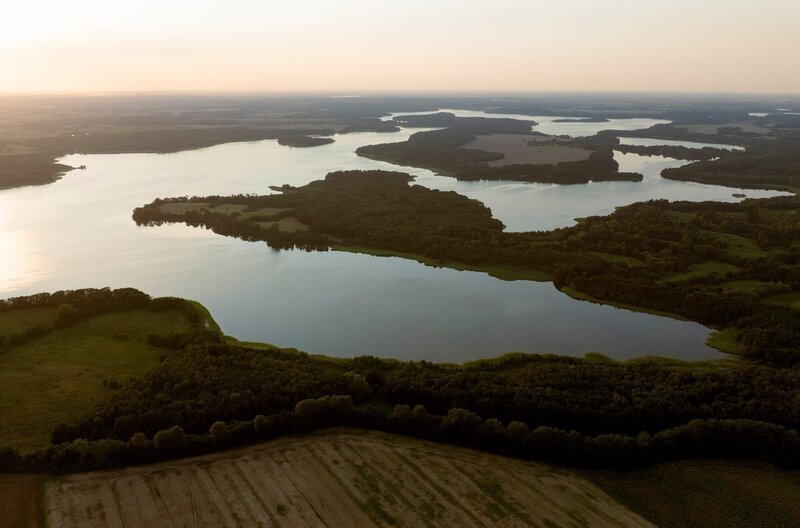Durch den Schaalsee verlief einst die innerdeutsche Grenze. Er ist bis zu 72 Meter tief und heute ein Hotspot der Artenvielfalt. – Bild: nautilusfilm