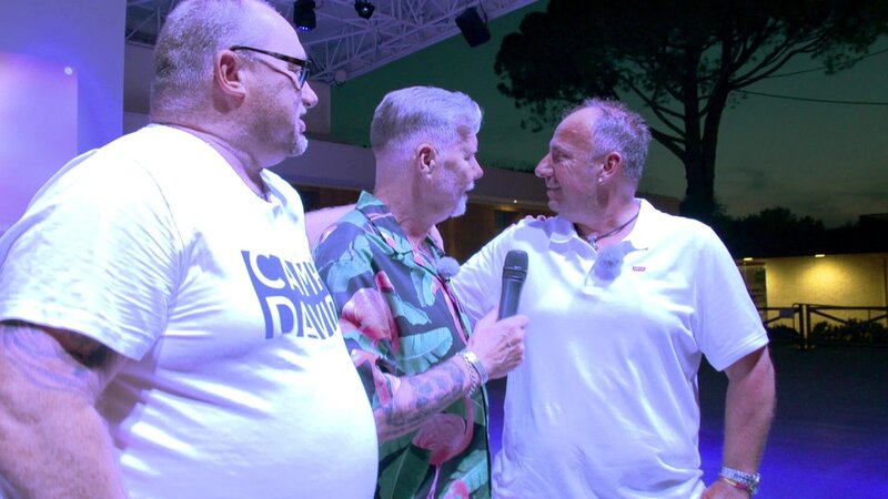 Auf die Männer der Fingerhuth-Clique wartet ein besonderer Auftritt: Sie treten beim Karaoke auf der Showbühne auf. Können sie die Menge begeistern? – Bild: RTLZWEI