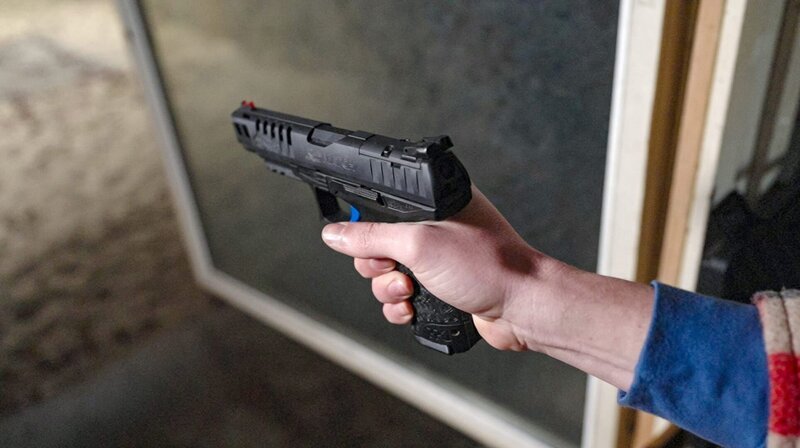 Eine „Walther Q5 Match“. Mit einer Pistole dieses Typs hat am 24. Januar 2020 in Rot am See (Landkreis Schwäbisch Hall) der damals 26 Jahre alte Adrian S. sechs Verwandte erschossen: seine Eltern, zwei Halbgeschwister sowie Onkel und Tante. – Bild: MDR Eine „Walther Q5 Match“. Mit einer Pistole dieses Typs hat am 24. Januar 2020 in Rot am See (Landkreis Schwäbisch Hall) der damals 26 Jahre alte Adrian S. sechs Verwandte erschossen: seine Eltern, zwei Halbgeschwister sowie Onkel und Tante. – Bild: MDR
