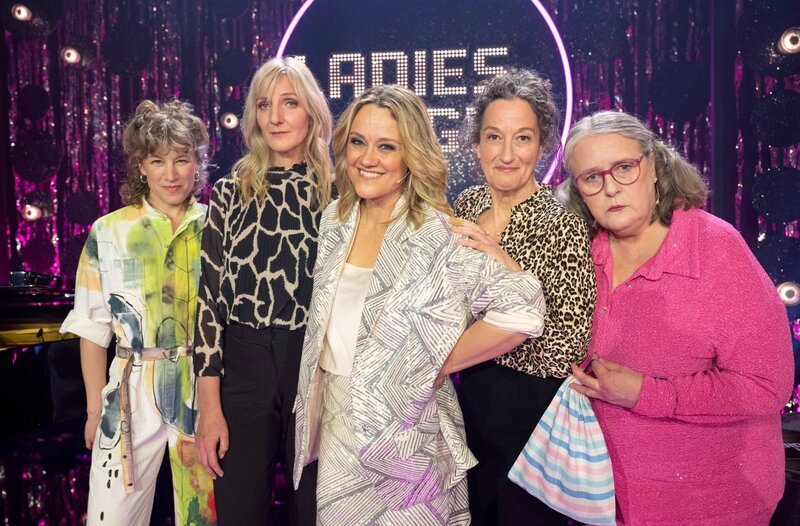 Zu Gast bei Lisa Feller:( v.l.n.r.) Paula Paula, Katinka Buddenkotte, Lisa Feller, Birgit Süß, Hildegart Scholten – Bild: WDR/​Melanie Grande