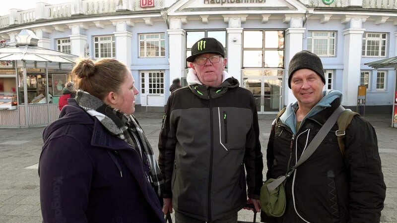 Carstens Freundin Antja holt Lothar (Mi.) und Michael (re.) vom Bahnhof ab – Bild: RTLZWEI