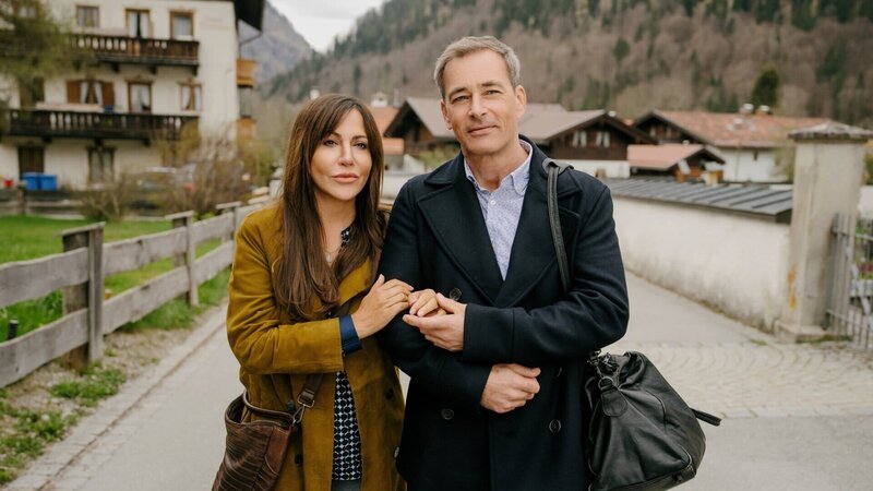 Jetzt muss nur noch die Hochzeit geplant werden: Katja Baumann (Simone Thomalla) und Tom Kleinke (Jan Sosniok) sind frisch verlobt. – Bild: ZDF und Hendrik Heiden