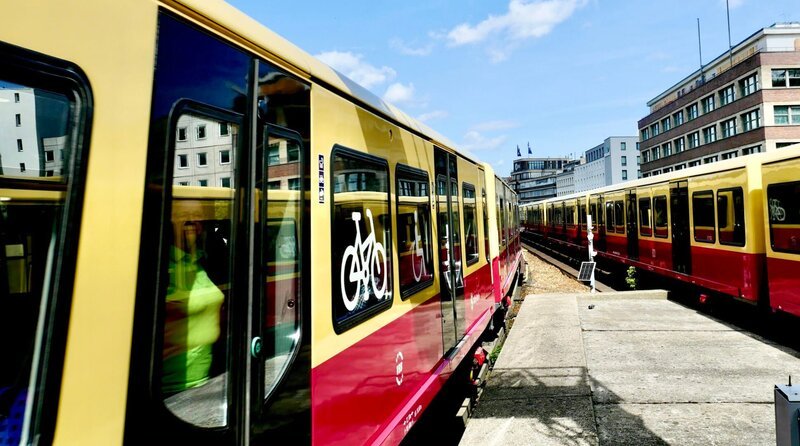 Ein Klassiker auf Schienen: Vor 100 Jahren, am 08. August 1924, fuhr die erste elektrifizierte S-Bahn durch Berlin. Seitdem sind die rot-gelben Wagen nicht mehr wegzudenken. Der Film erzählt von den Höhe- und Tiefpunkten aus der bewegten S-Bahngeschichte, blickt hinter die Kulissen des Fahrbetriebs zwischen Werkstatt und Leitzentrale und erzählt von den Menschen, die den Betrieb am Laufen halten. – S-Bahn in Berlin. – Bild: rbb/Thomas Zimolong Ein Klassiker auf Schienen: Vor 100 Jahren, am 08. August 1924, fuhr die erste elektrifizierte S-Bahn durch Berlin. Seitdem sind die rot-gelben Wagen nicht mehr wegzudenken. Der Film erzählt von den Höhe- und Tiefpunkten aus der bewegten S-Bahngeschichte, blickt hinter die Kulissen des Fahrbetriebs zwischen Werkstatt und Leitzentrale und erzählt von den Menschen, die den Betrieb am Laufen halten. – S-Bahn in Berlin. – Bild: rbb/Thomas Zimolong