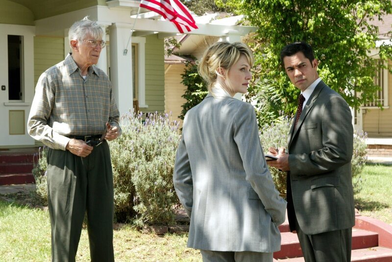 Det. Lilly Rush (Kathryn Morris, M.) und ihr Kollege Det. Scott Valens (Danny Pino, r.) verhören Nelson (Joseph Campanella, l.), der eventuell etwas mit einem mysteriösen Mord im Jahre 1943 zu tun hat … – Bild: Dieses Bild darf ausschließlich nach Maßgabe der Allgemeinen Geschäftsbedingungen für die Presselounges der Sender der ProSiebenSat.1 Media SE (AGB) genutzt werden. Die in den AGB festgesetzten Rechteeinschränkungen sind unbedingt  …