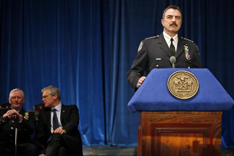 Bei einer feierlichen Zeremonie begrüßt Frank (Tom Selleck) die neuen Polizisten im New York Police Department. – Bild: 2010 CBS Broadcasting Inc. All Rights Reserved Lizenzbild frei