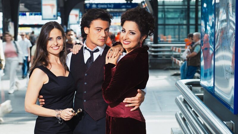 Sternstunde Musik La Traviata im Hauptbahnhof Moderatorin Sandra Studer, Sänger Vittorio Grigolo und Sängerin Eva Mei – Bild: SRF/​Markus Bertschi
