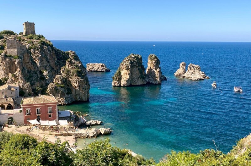 Die Tonnara di Scopello ist eine traumhafte Bucht mit einer alten Thunfischfabrik. – Bild: phoenix/​SWR/​Bilderfest GmbH/​Timo Zorn