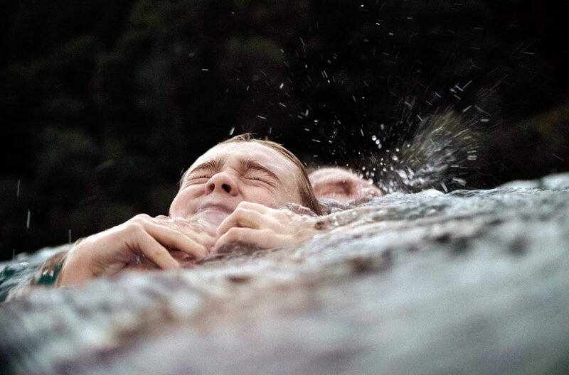 Der Schwimmwettkampf bringt Frank (Björn Bugri, hinten) und seinen Sohn Oskar (Luis Vorbach, vorn) an ihre Grenzen. – Bild: MDR/​Manuel Meinhardt