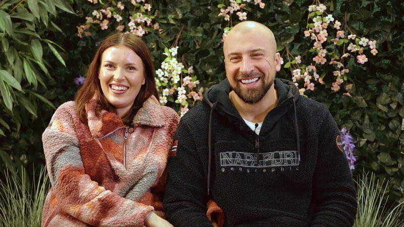 Veronika und Daniel geniessen den Urlaub im eigenen Garten in vollen Zügen. – Bild: RTLZWEI