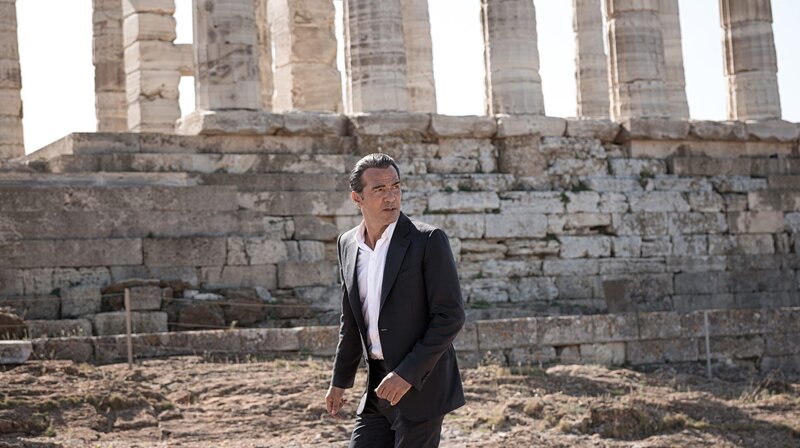 Kommissar Mehmet Özakin (Erol Sander) als Privatermittler in Griechenland. – Bild: ARD Degeto/​Marilena Anastasiadou