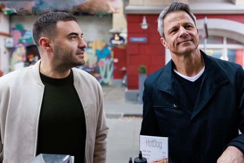 Benedikt (Jens Hajek, r.) überrascht Easy (Lars Steinhöfel) mit einer bisher unentdeckten Seite. – Bild: RTL /​ Sebastian Meyer /​ Achterbahn der Gefühle