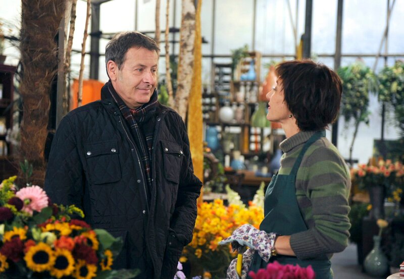 ARD ROTE ROSEN FOLGE 1424, am Mittwoch um 14:10 Uhr im ERSTEN. Gunter (Hermann Toelck, l.) entschuldigt sich bei Merle (Anja Franke, r.) für seinen Übereifer beim Springreiten und lädt sie zum Essen ein. – Bild: ARD/​Nicole Manthey