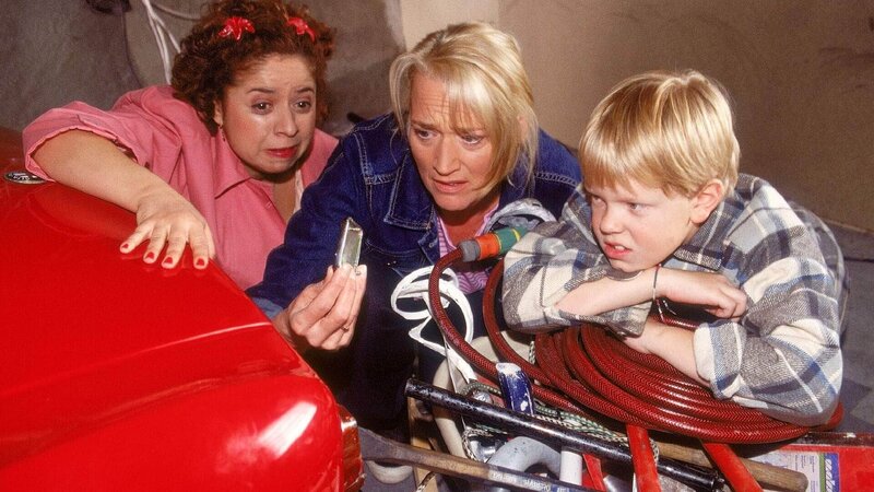 Markus (Marius Theobald) ist skeptisch: Ob Gisi (Franziska Traub, l.) und Rita (Gaby Köster) das Auto wirklich alleine reparieren können? – Bild: RTL