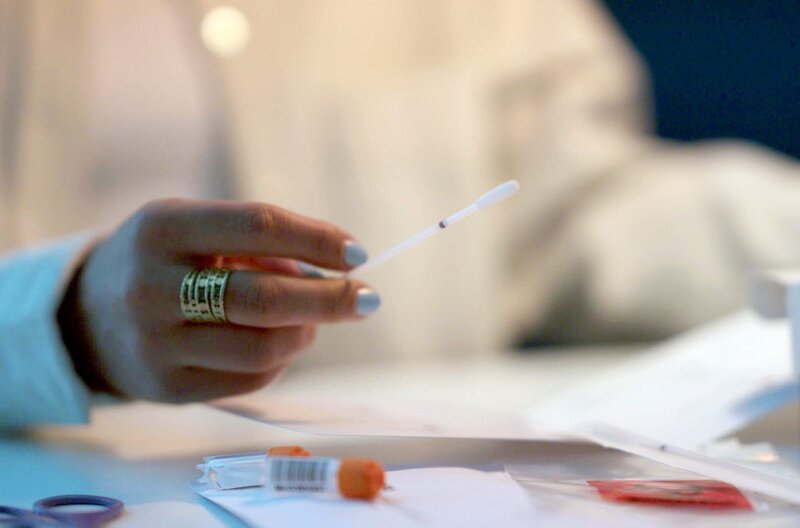Kit für DNA-Tests, die von der breiten Öffentlichkeit genutzt werden können – Bild: ARTE F /​ Cinétévé 2024