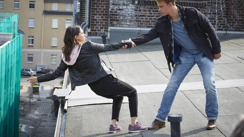 Dana (Gizem Emre) trifft sich mit Nick (Dennis Mojen), der sie vor dem Sturz vom Dach bewahrt. – Bild: MG RTL D /​ Guido Engels